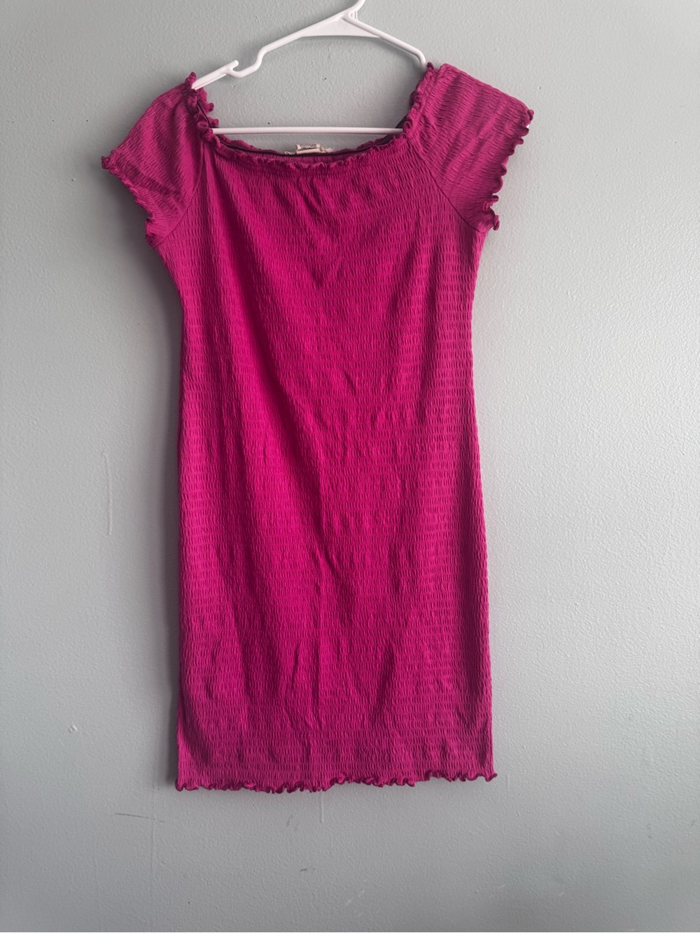 Fitted Short Sleeve Ribbed Midi Dress in Magenta